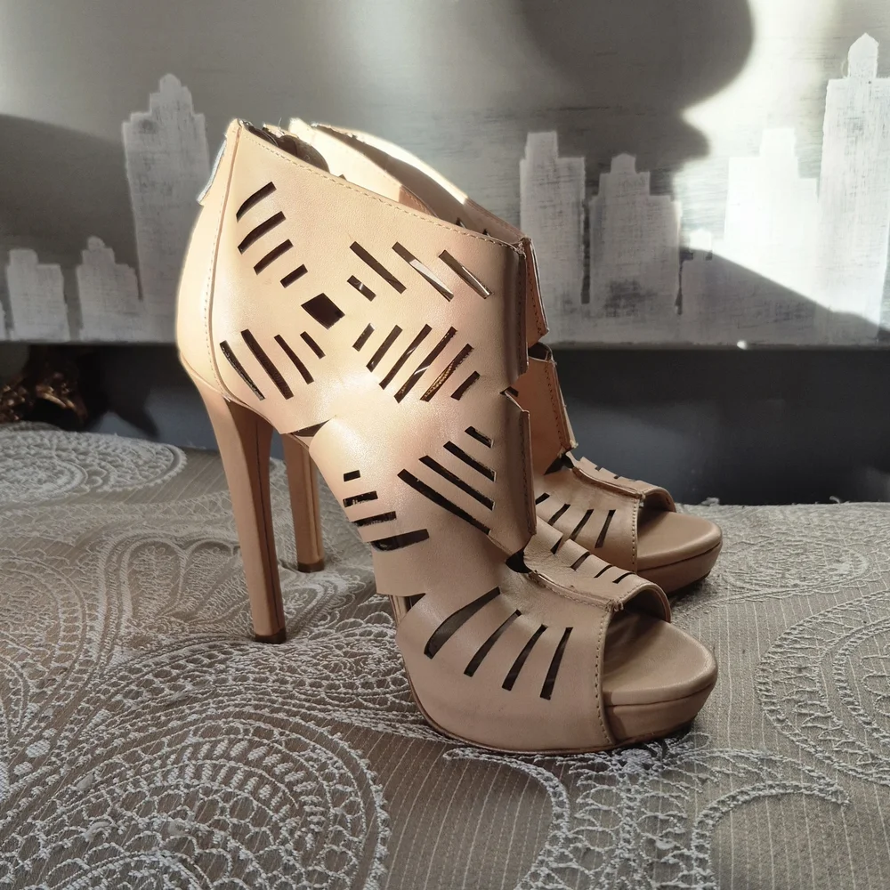 BCBGeneration Tan Cutout 5-Inch Heels Size 6